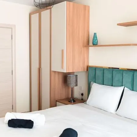 Newly Renovated-designer Finish Apartment