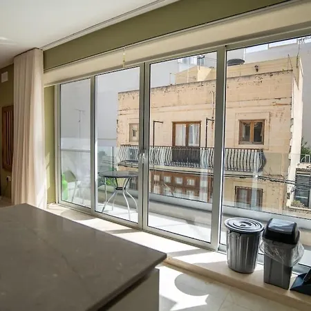 Newly Renovated-designer Finish Apartment