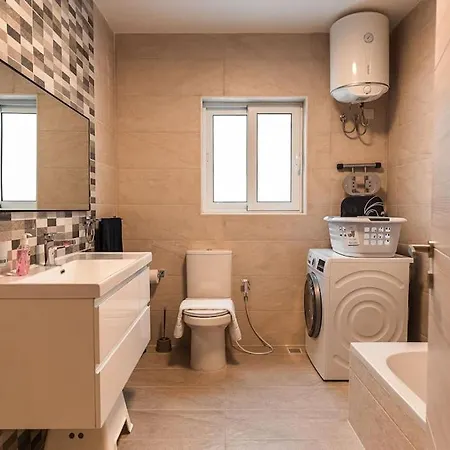 Newly Renovated-designer Finish Apartment *
