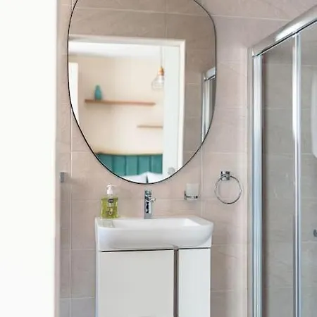 Newly Renovated-designer Finish Apartment *