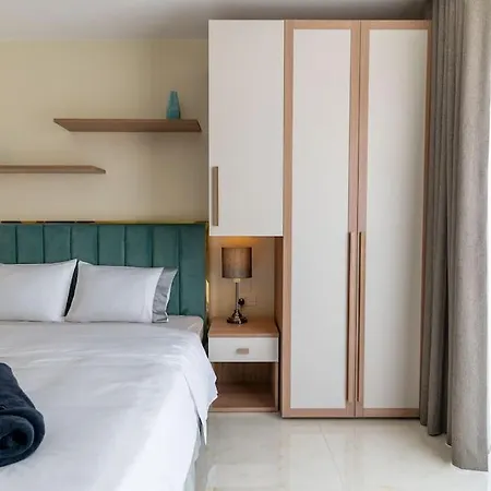Newly Renovated-designer Finish Apartment