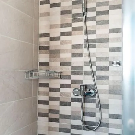 Newly Renovated-designer Finish Daire