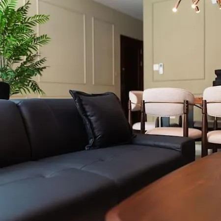 Newly Renovated-designer Finish Daire