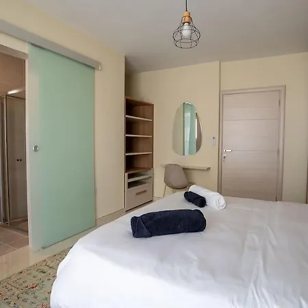Newly Renovated-designer Finish Apartment