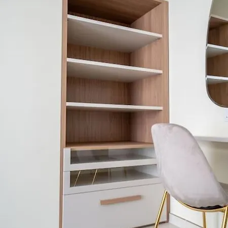 Newly Renovated-designer Finish Apartment