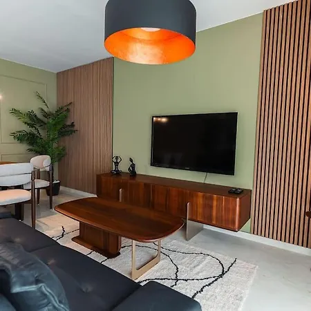 Newly Renovated-designer Finish Apartment *